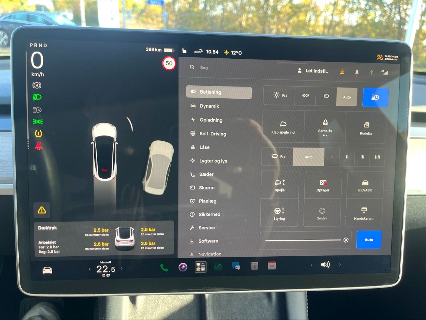 Hvid Tesla Model Y fra 2022