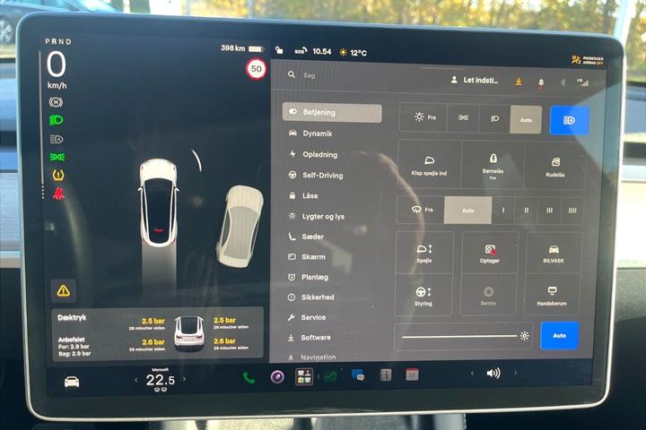 Hvid Tesla Model Y fra 2022