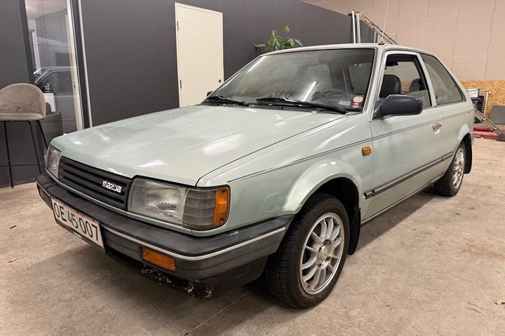 Blå Mazda 323 fra 1987