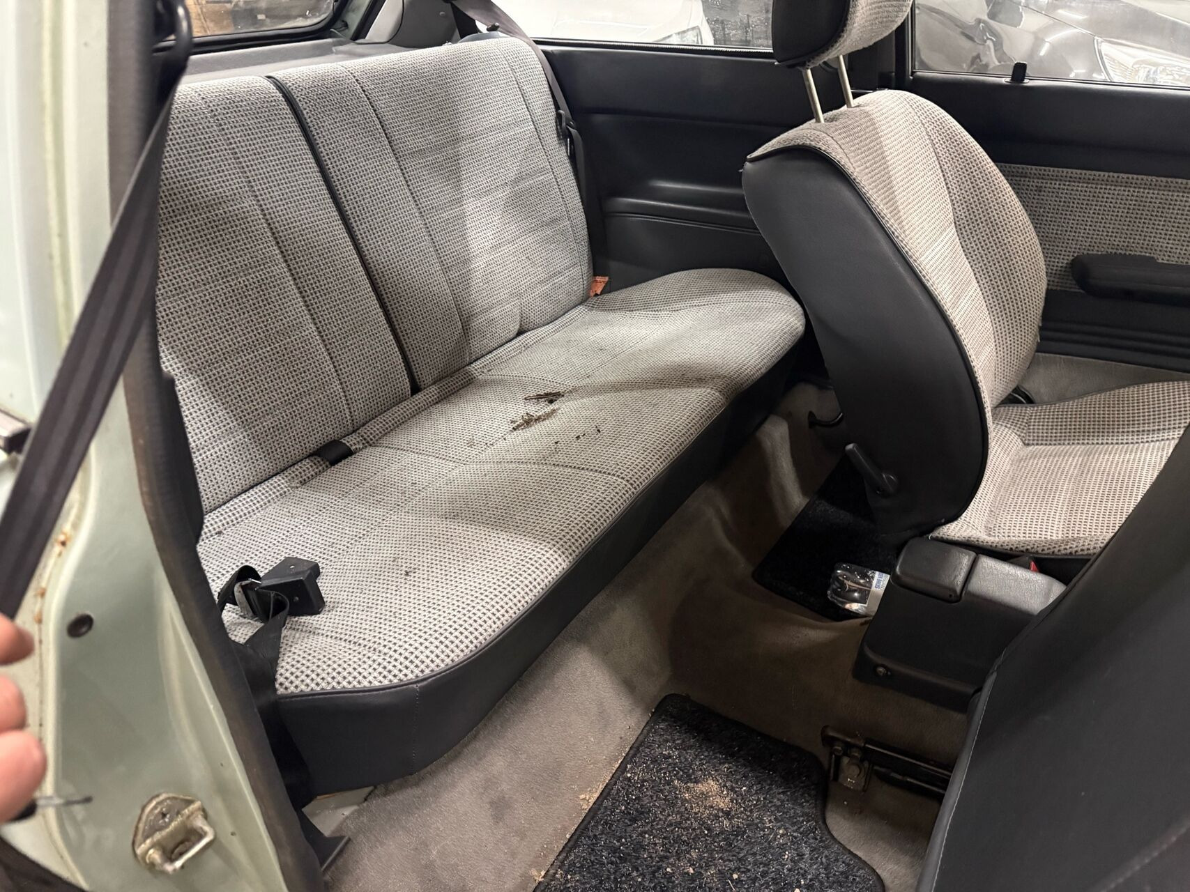Blå Mazda 323 fra 1987