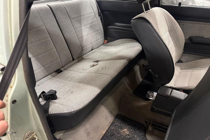 Blå Mazda 323 fra 1987