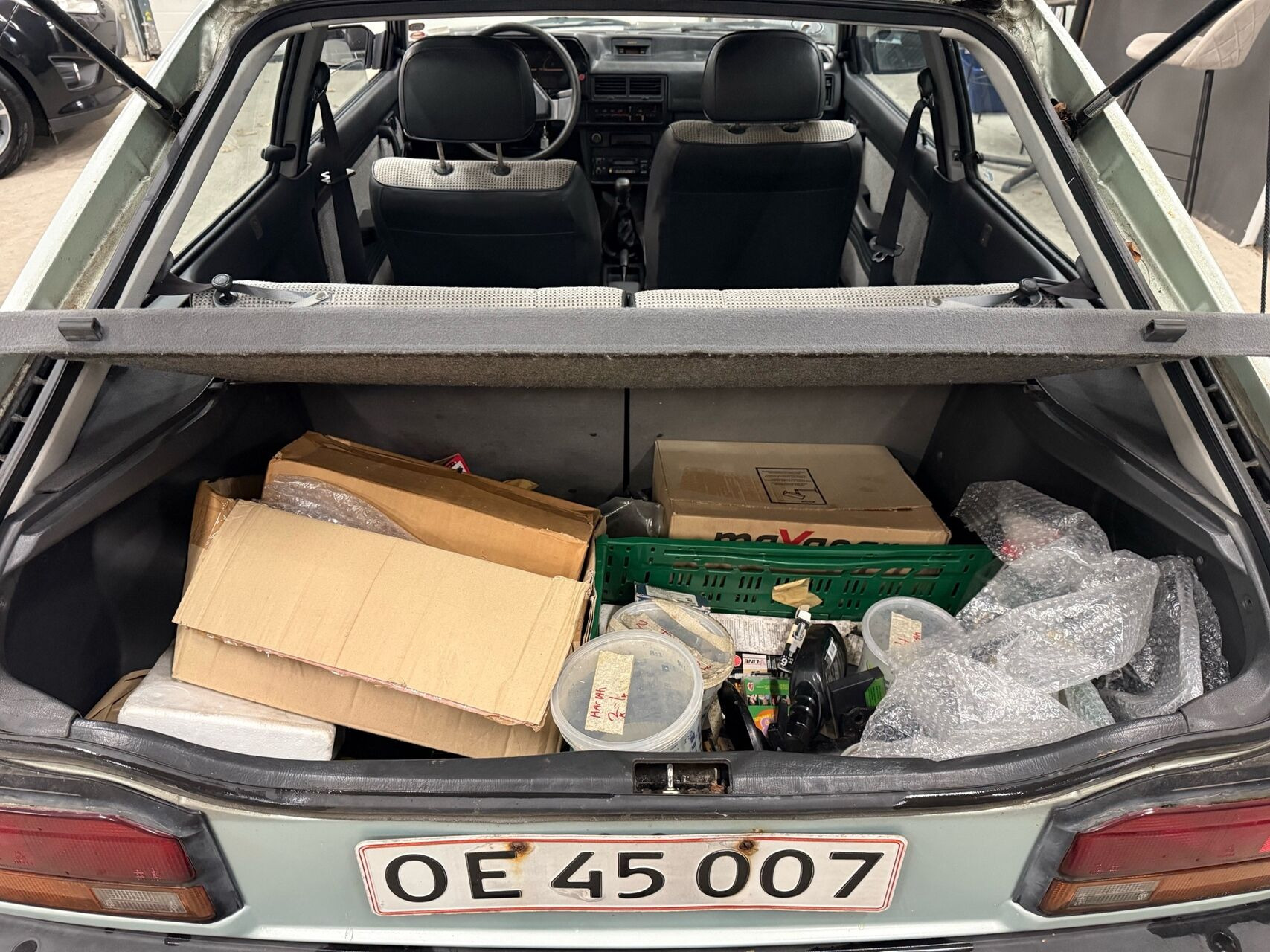 Blå Mazda 323 fra 1987