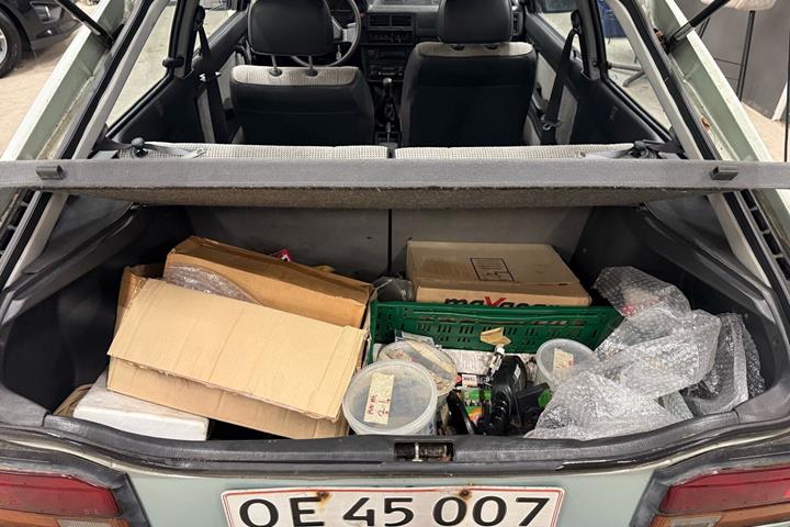 Blå Mazda 323 fra 1987