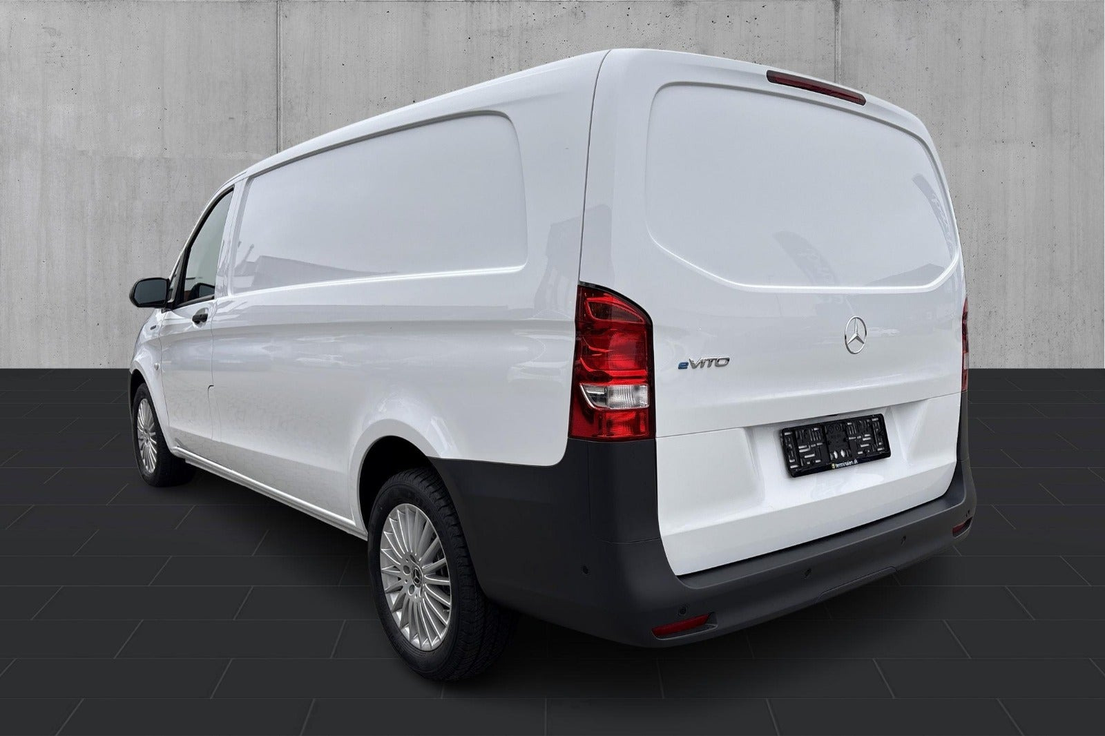 Hvid Mercedes eVito 112 fra 2026
