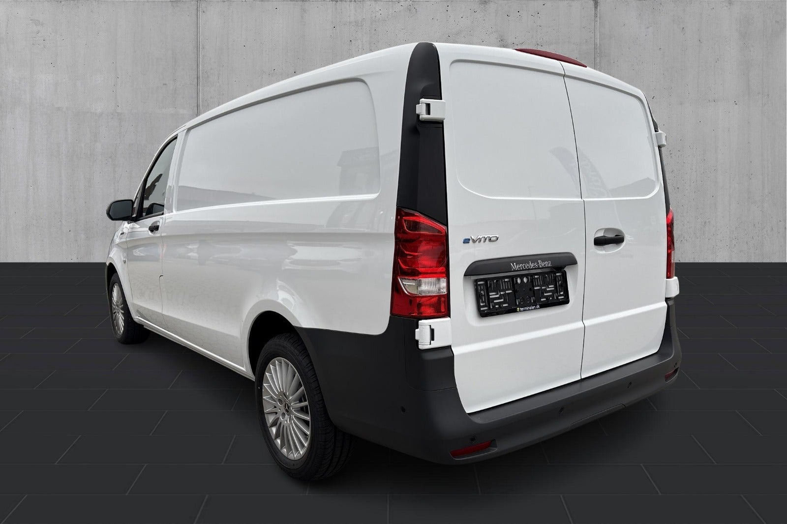 Hvid Mercedes eVito 112 fra 2026