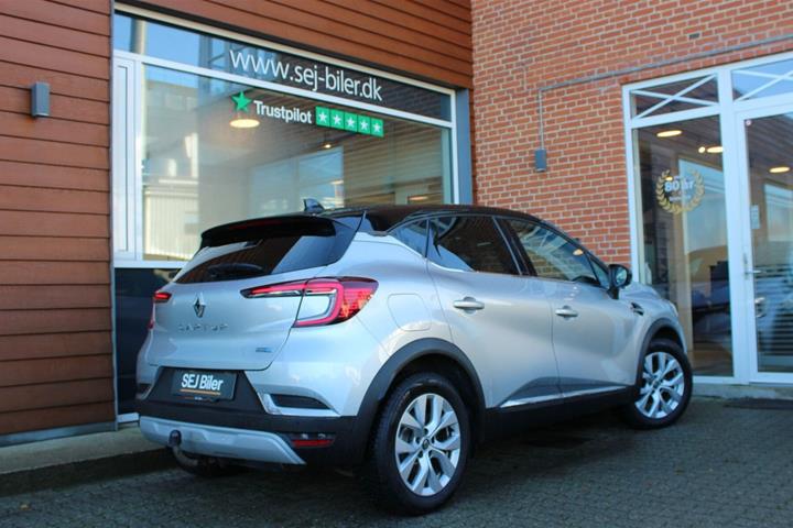 Sølv Renault Captur fra 2020