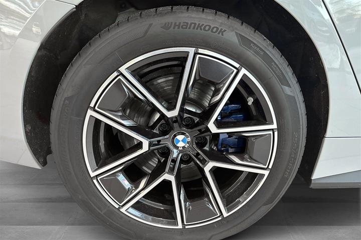Grå BMW i4 fra 2024