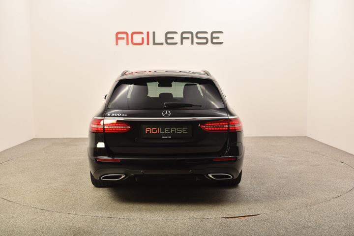 Sort Mercedes E300 de fra 2021