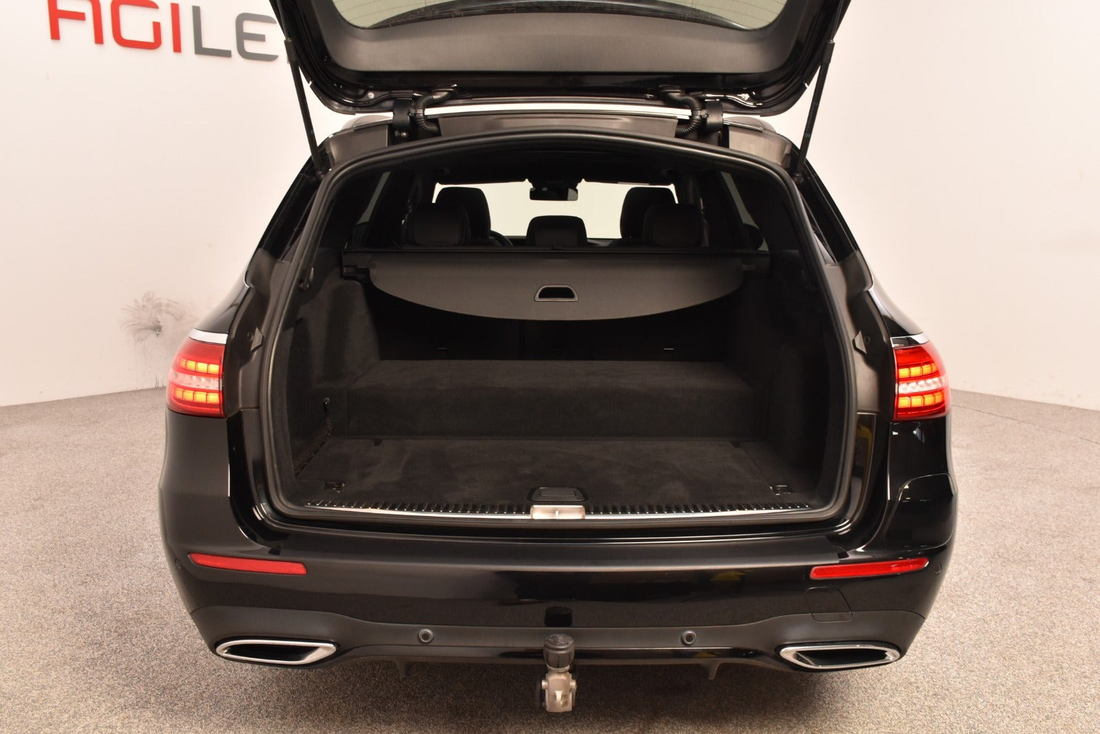 Sort Mercedes E300 de fra 2021