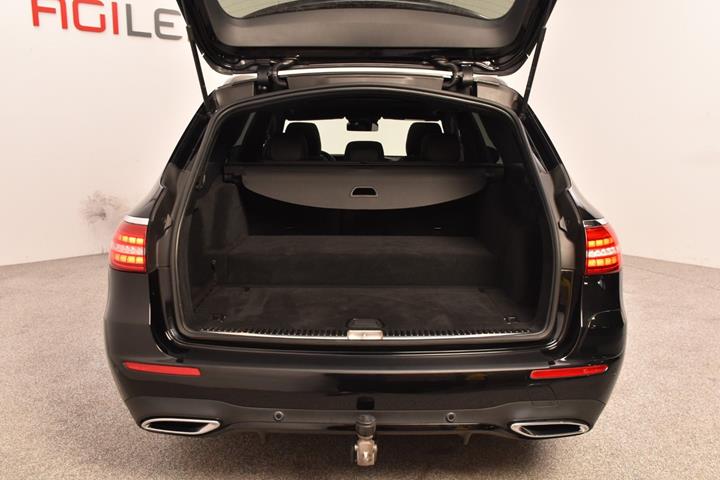 Sort Mercedes E300 de fra 2021