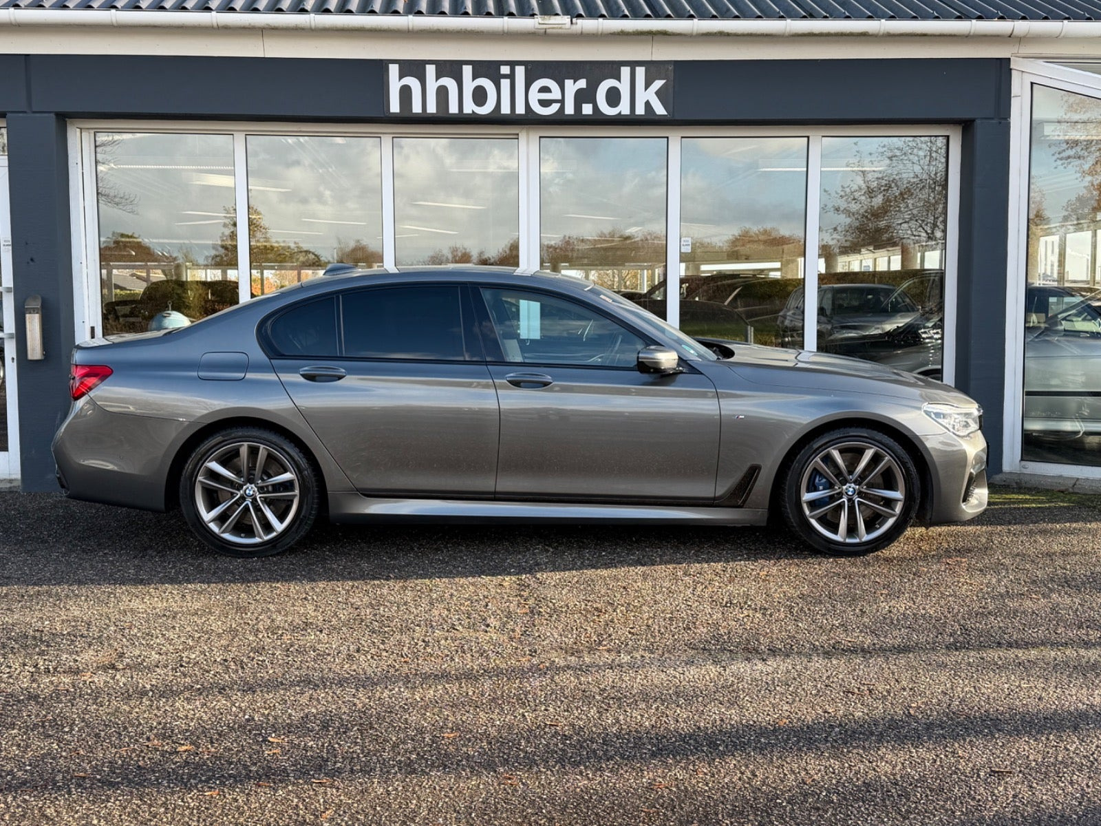 Grå BMW 750d fra 2018