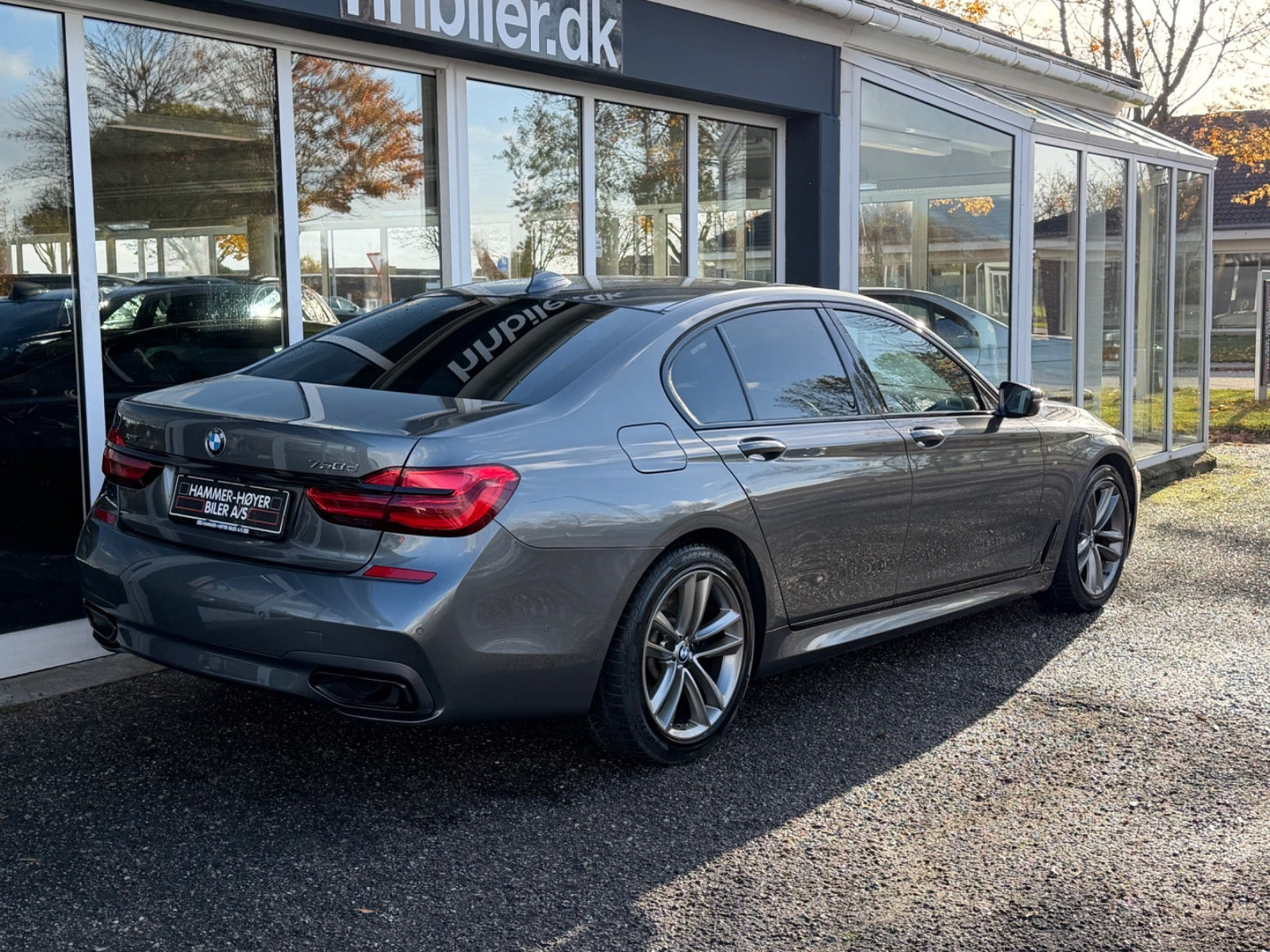 Grå BMW 750d fra 2018