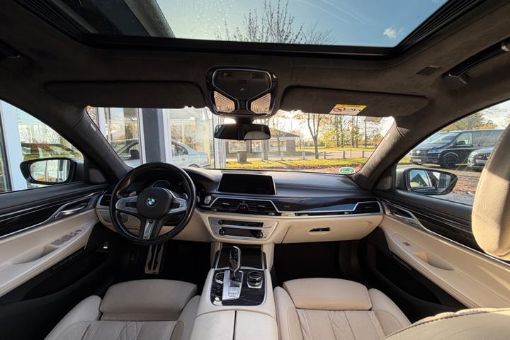 Grå BMW 750d fra 2018