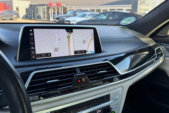 Grå BMW 750d fra 2018