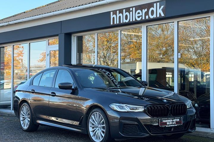 Grå BMW 545e fra 2023