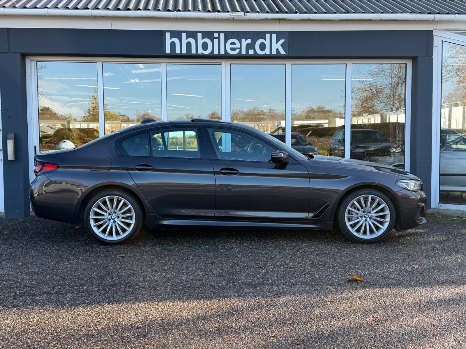 Grå BMW 545e fra 2023