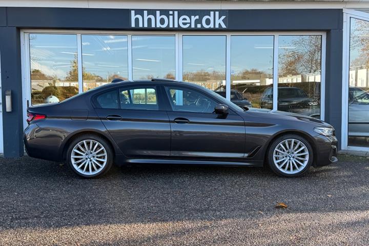 Grå BMW 545e fra 2023