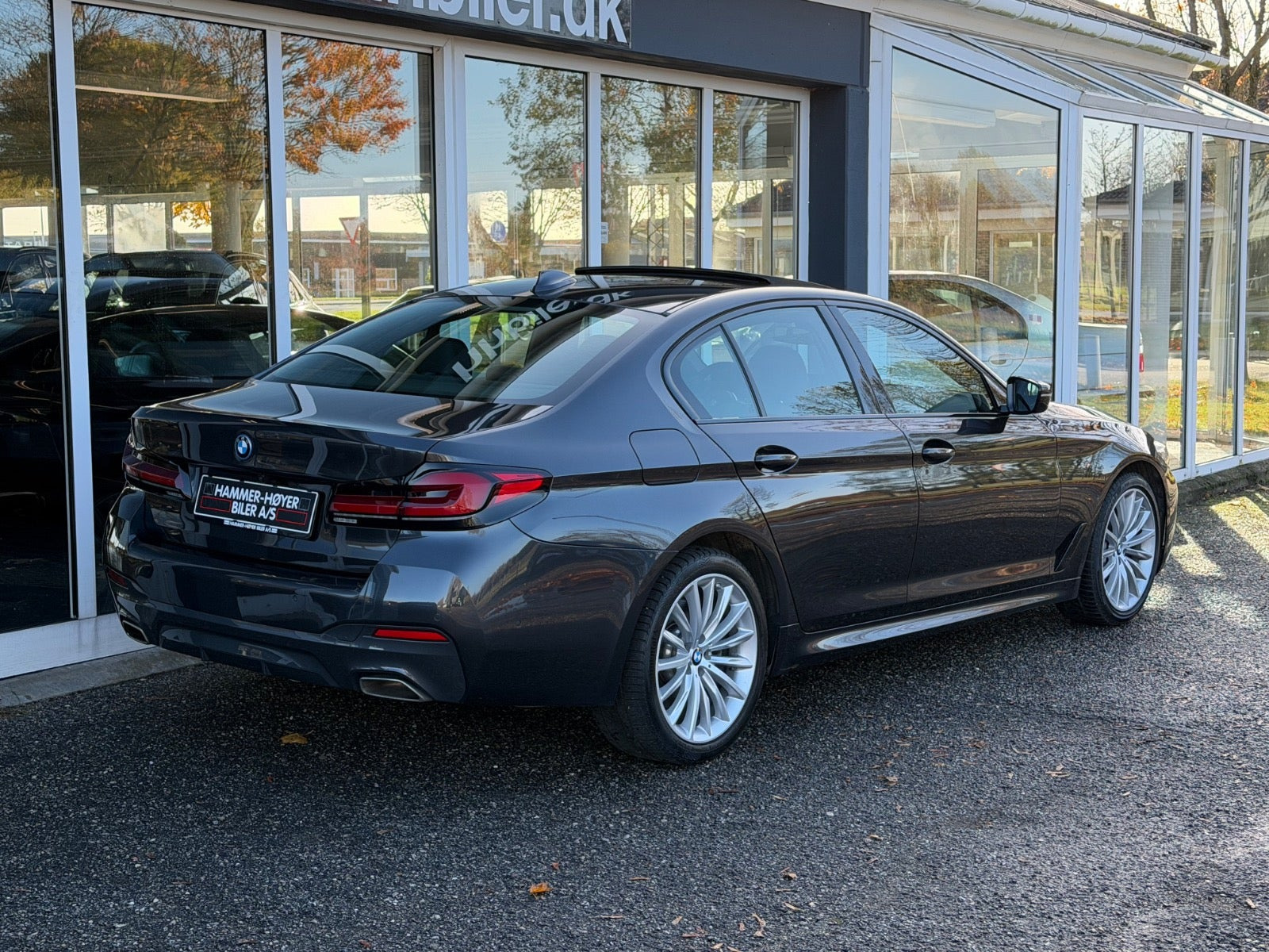 Grå BMW 545e fra 2023