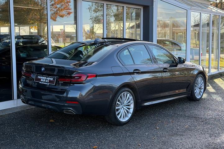 Grå BMW 545e fra 2023