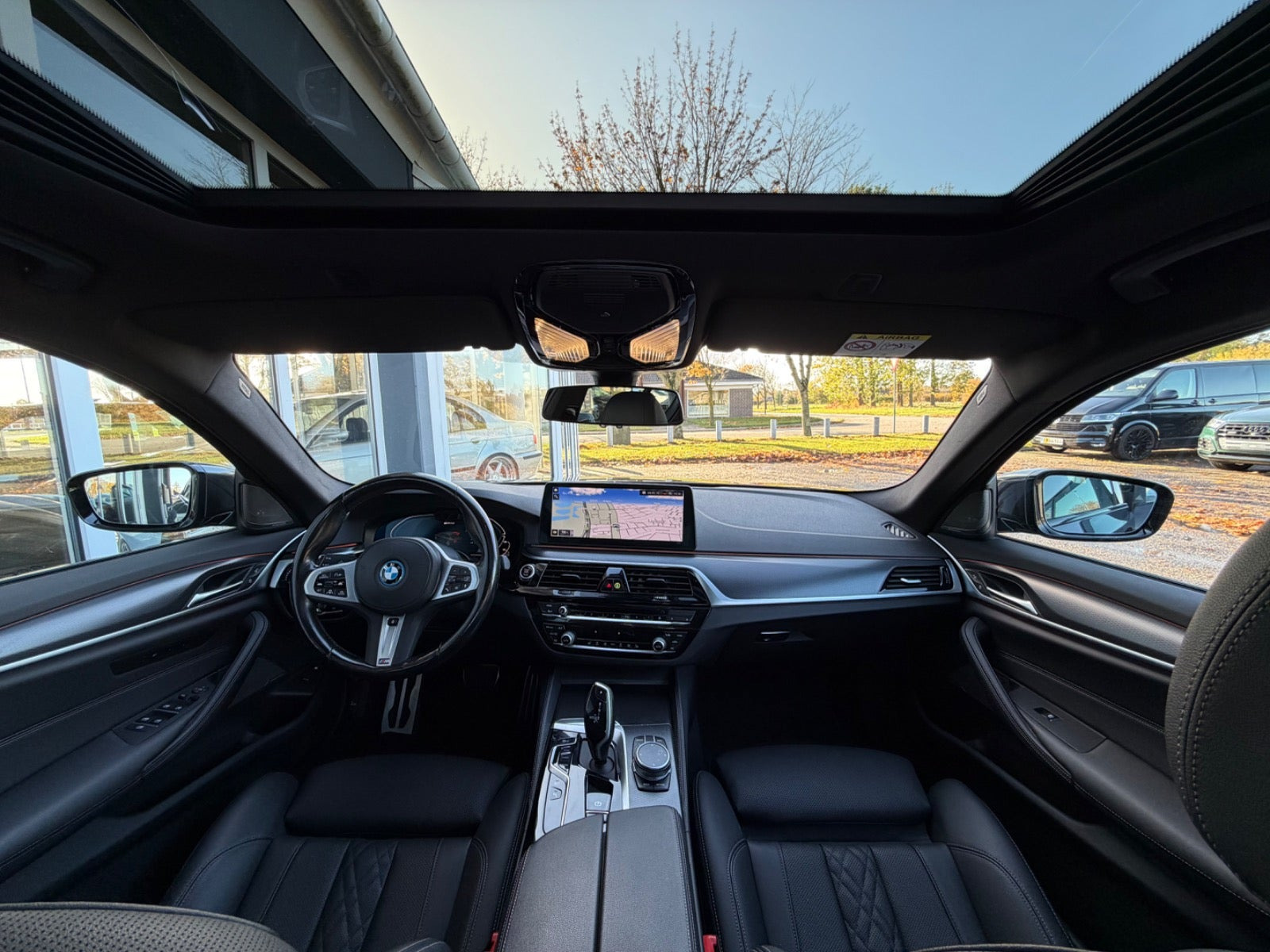 Grå BMW 545e fra 2023