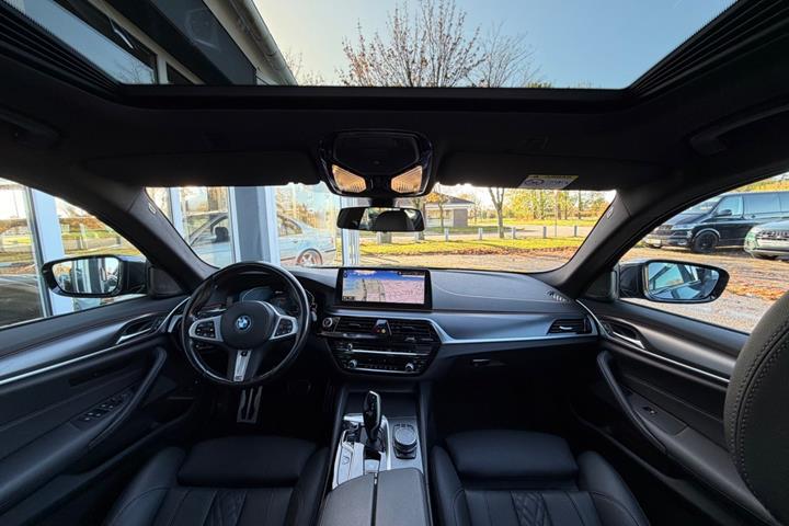 Grå BMW 545e fra 2023