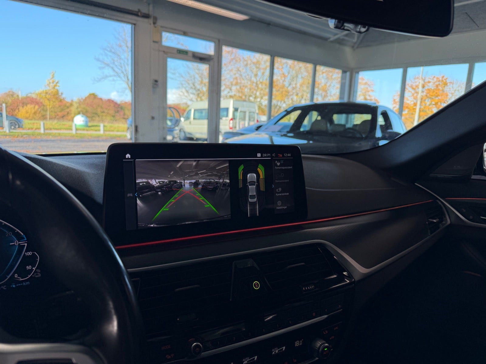 Grå BMW 545e fra 2023