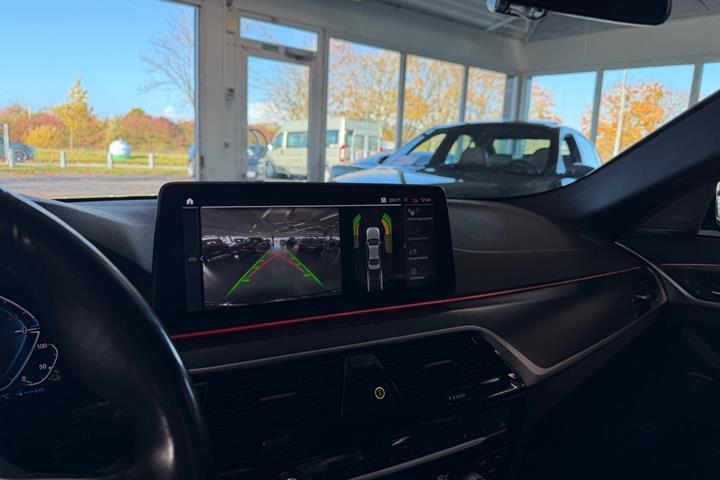 Grå BMW 545e fra 2023
