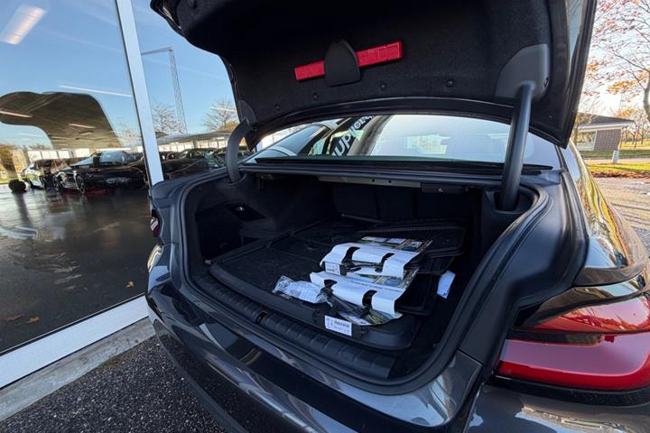 Grå BMW 545e fra 2023