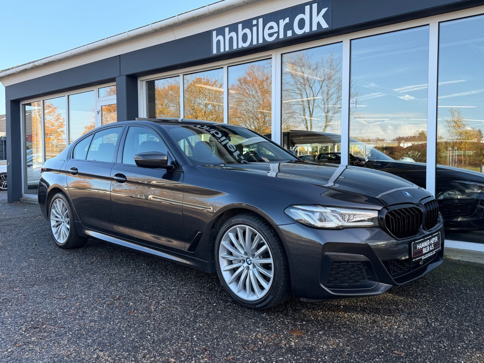 Grå BMW 545e fra 2023