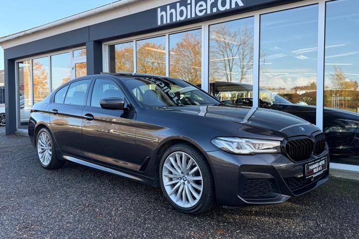 Grå BMW 545e fra 2023