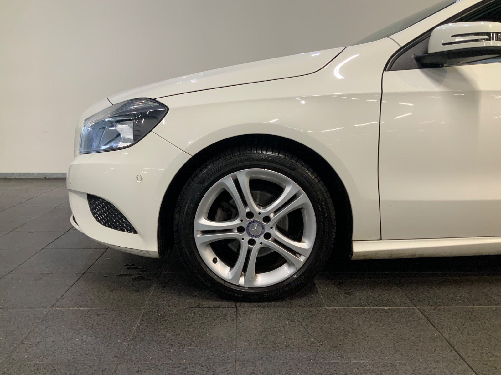 Hvid Mercedes A180 fra 2014