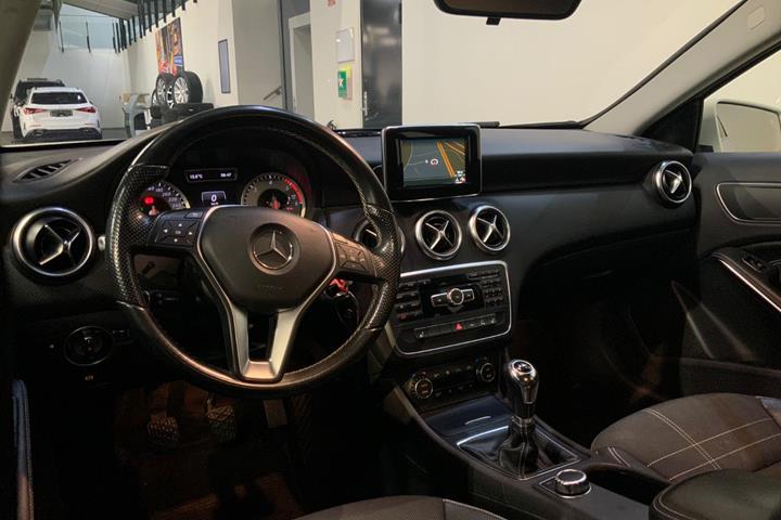 Hvid Mercedes A180 fra 2014