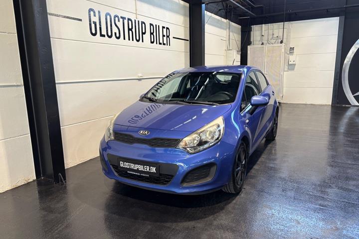 Blå Kia Rio fra 2013