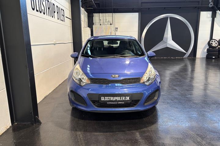 Blå Kia Rio fra 2013
