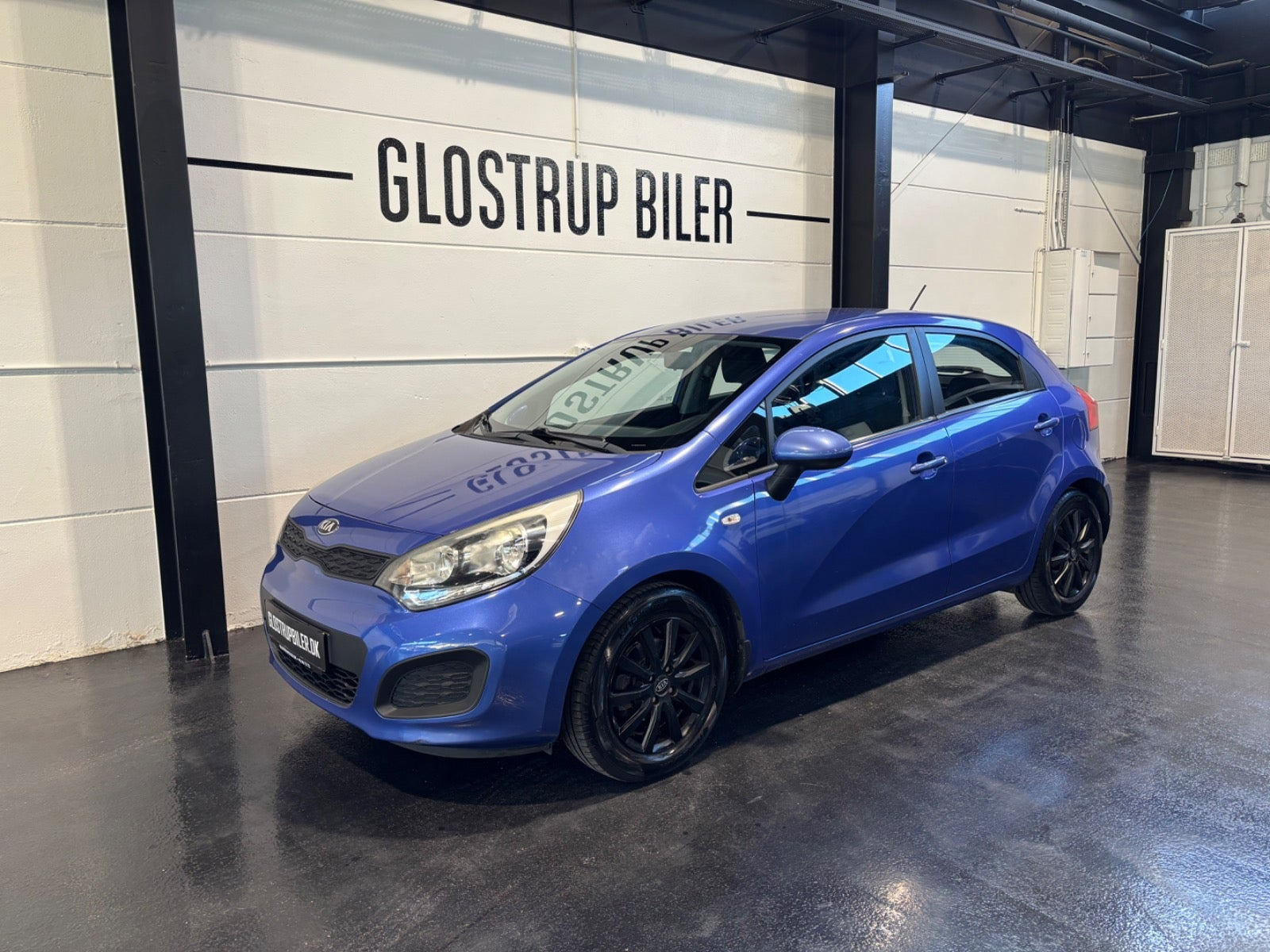 Blå Kia Rio fra 2013