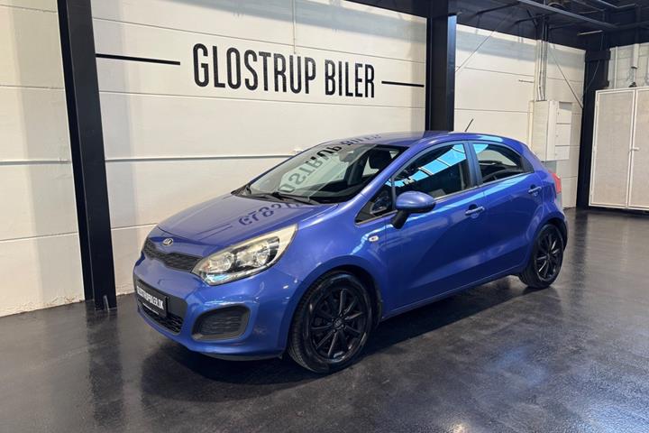 Blå Kia Rio fra 2013