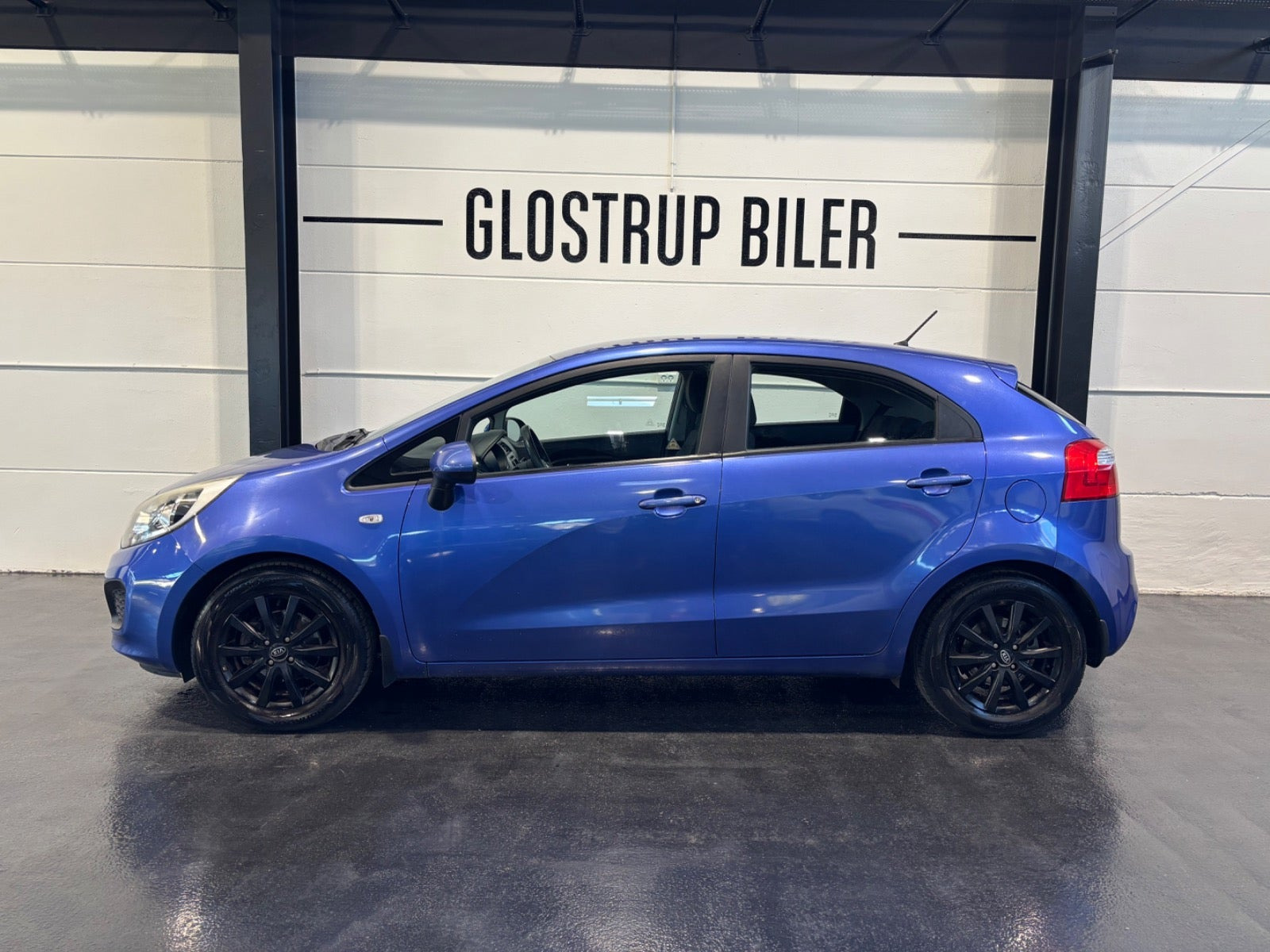Blå Kia Rio fra 2013