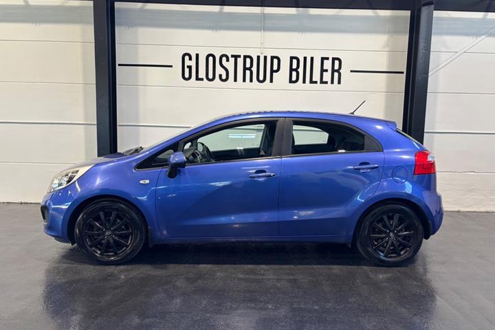 Blå Kia Rio fra 2013