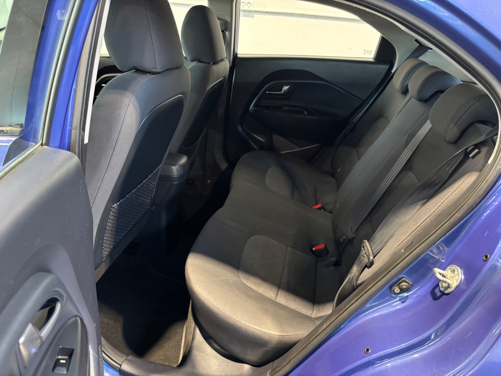 Blå Kia Rio fra 2013