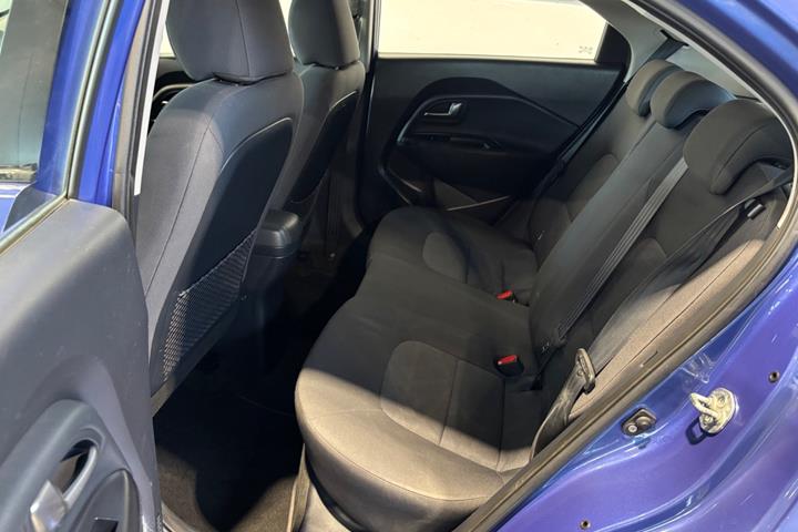 Blå Kia Rio fra 2013