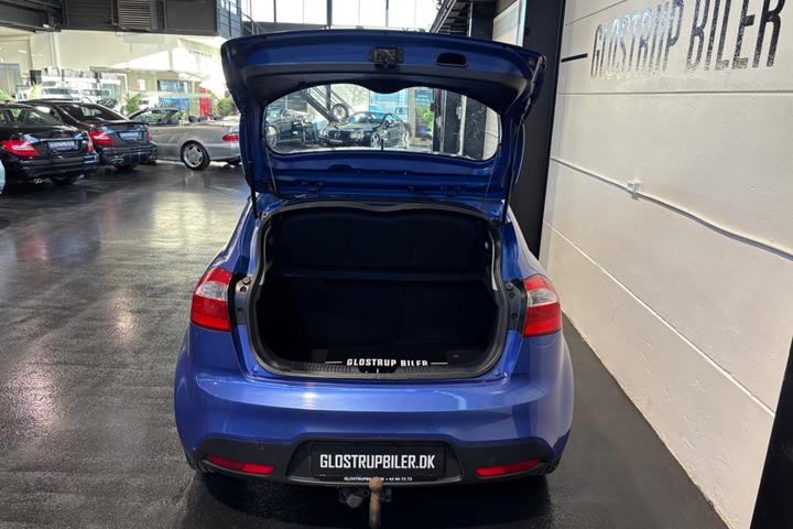 Blå Kia Rio fra 2013