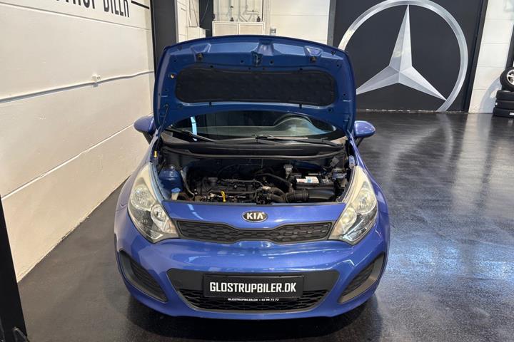 Blå Kia Rio fra 2013