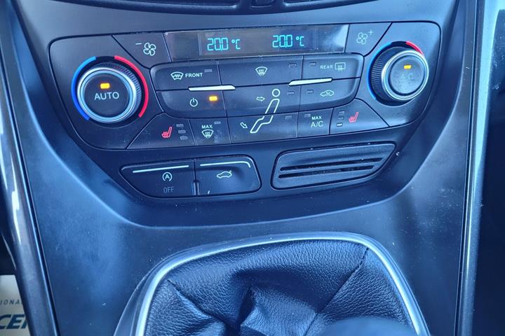 Rød Ford C-MAX fra 2015
