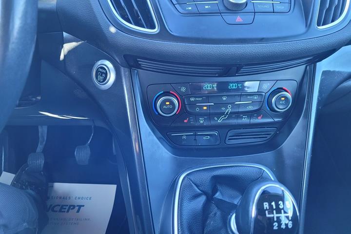 Rød Ford C-MAX fra 2015