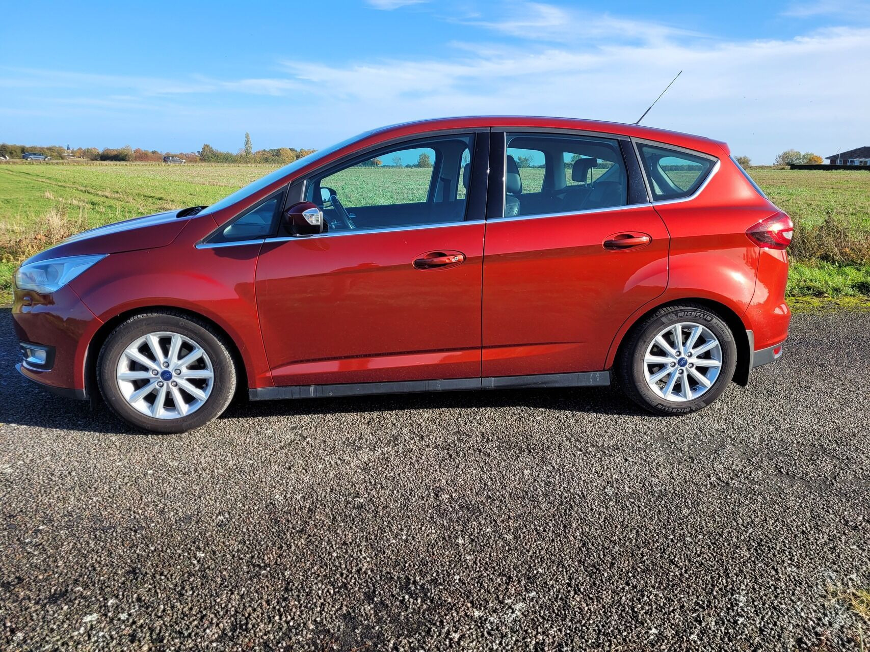 Rød Ford C-MAX fra 2015