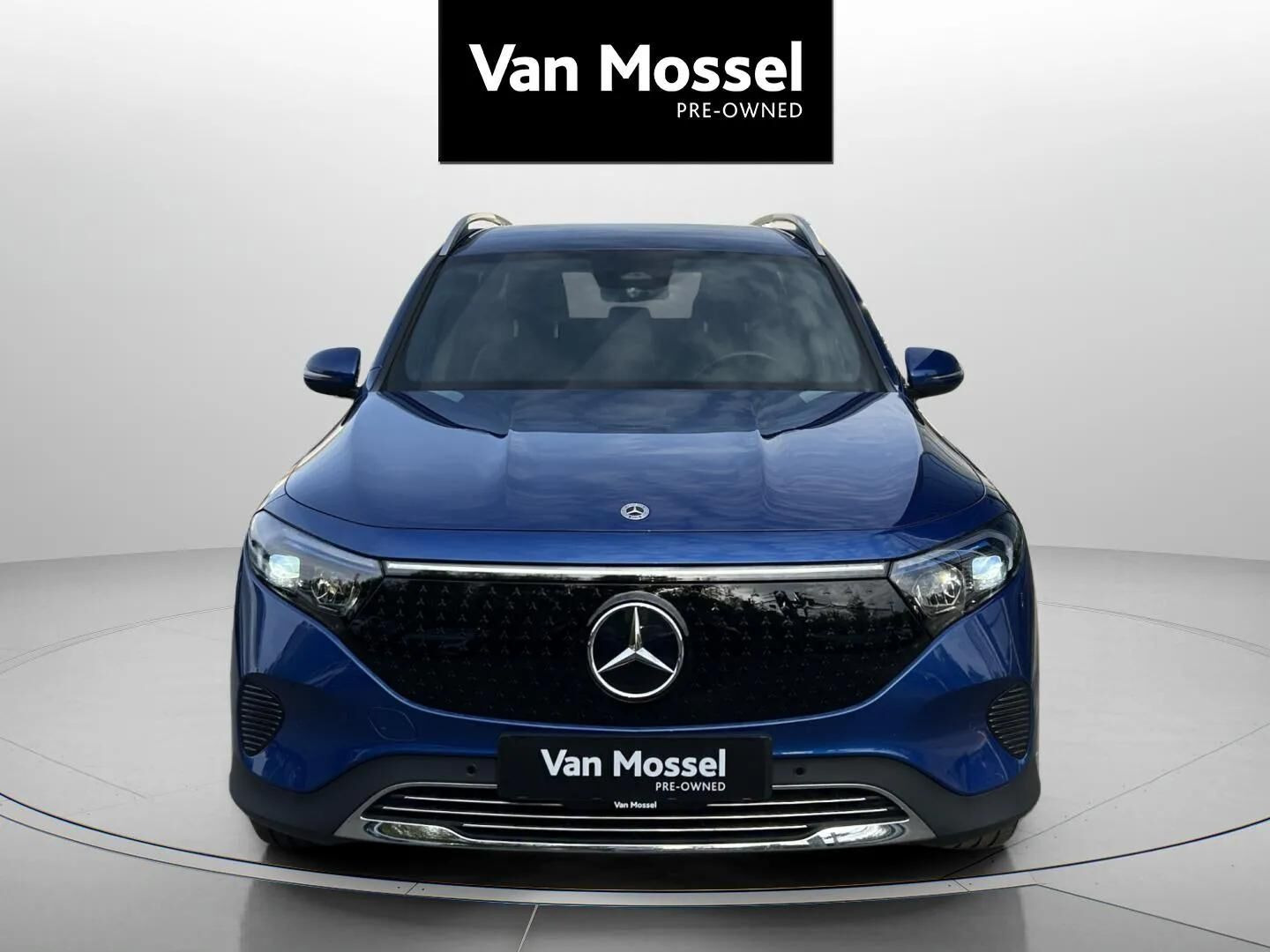 Blå Mercedes EQB300 fra 2024
