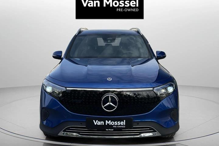 Blå Mercedes EQB300 fra 2024