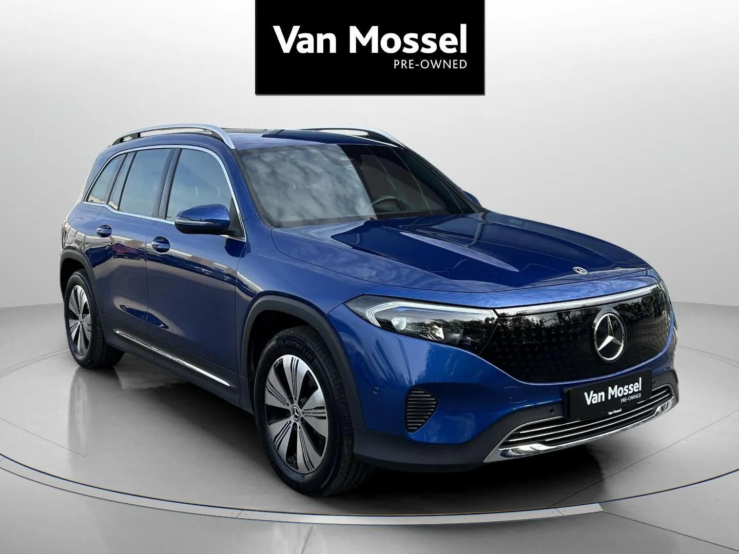 Blå Mercedes EQB300 fra 2024