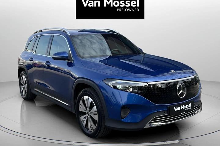 Blå Mercedes EQB300 fra 2024