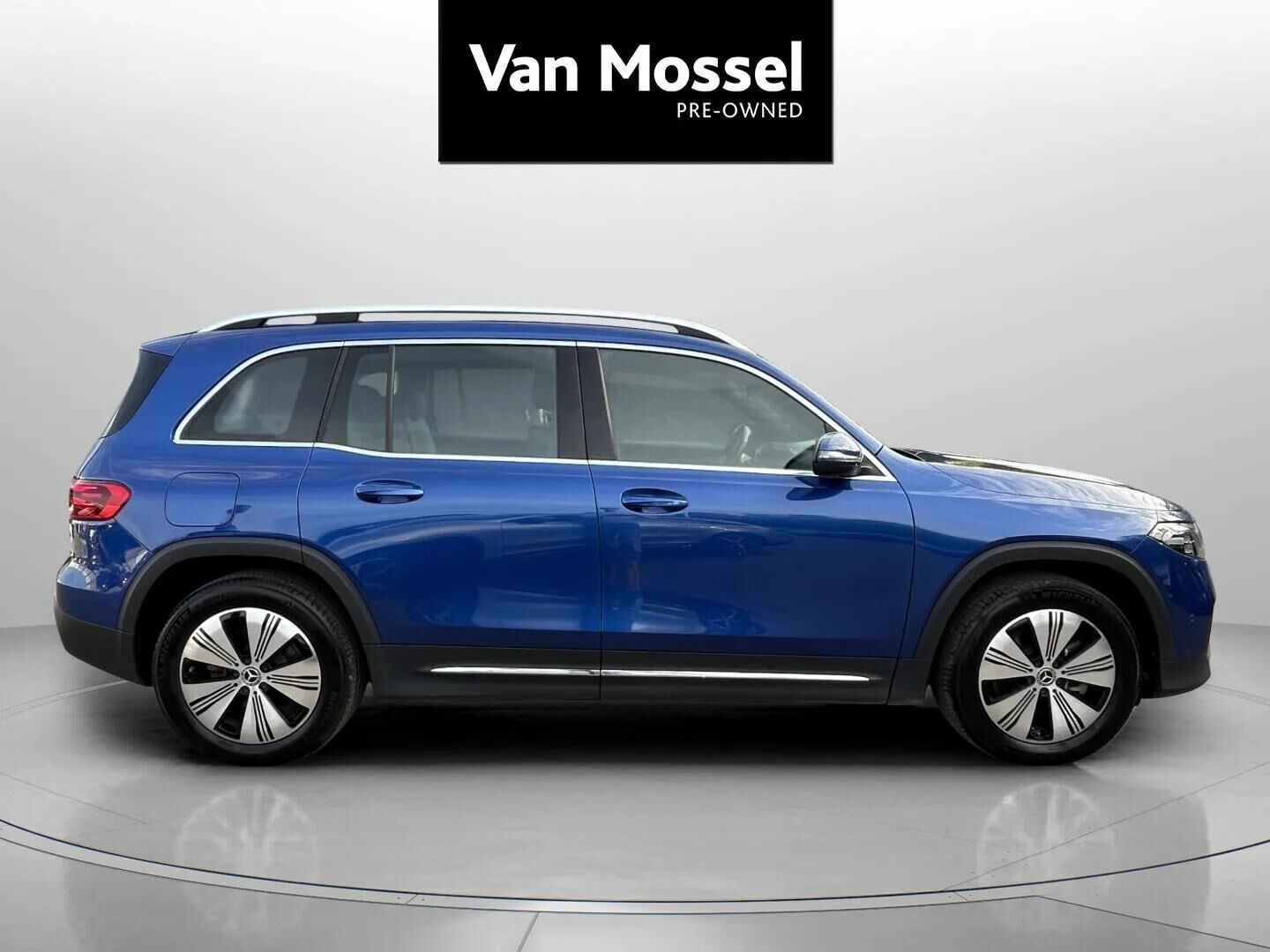Blå Mercedes EQB300 fra 2024